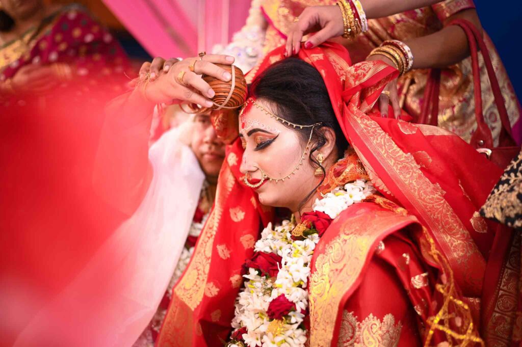 This image has an empty alt attribute; its file name is Bengali-Wedding-Rituals-sindur-dan-1024x681.jpg